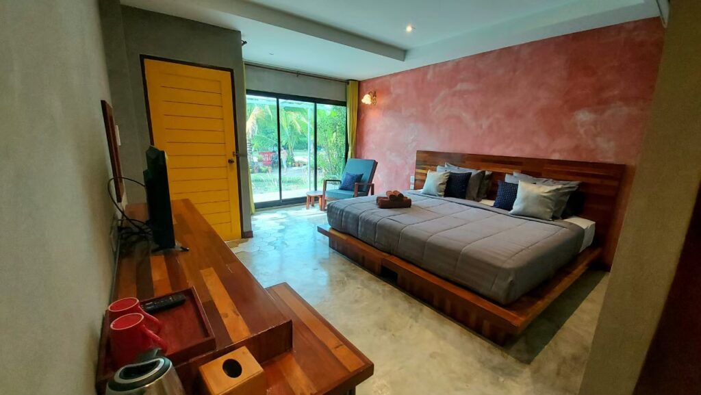 River CoCo ที่พักอัมพวา รีสอร์ทอัมพวา : ห้องริมคลองตึกสี Deluxe pool