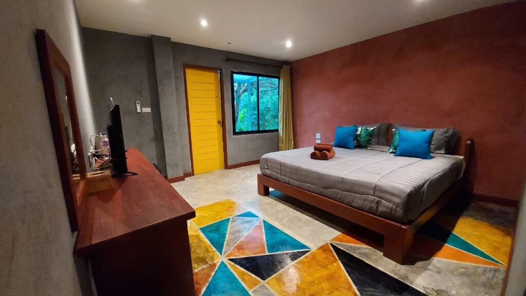 River CoCo ที่พักอัมพวา รีสอร์ทอัมพวา : ห้องริมสวนตึกสี Deluxe garden